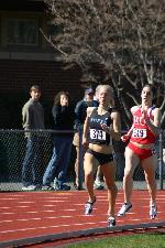 Sarah Crispin looks relaxed at the front of the 800 pack.