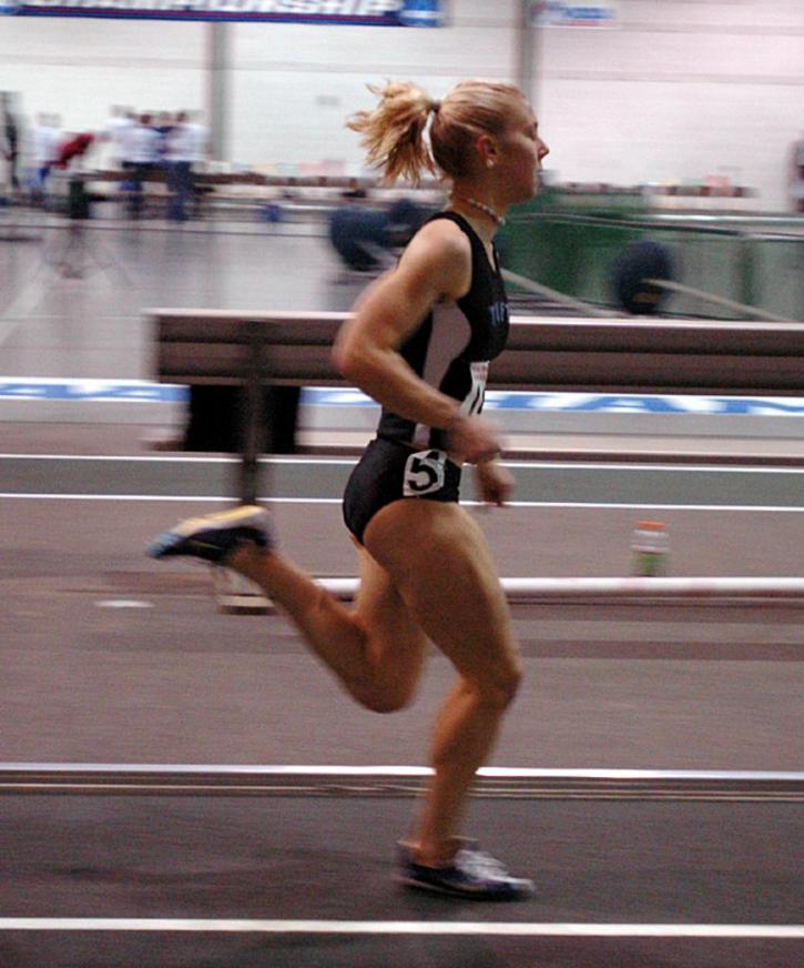 Sarah Crispin sets a pr in the 800 trials to secure a spot in the finals.